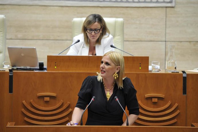 La consejera de Hacienda y Administración Pública, Elena Manzano, interviene en el pleno de la Asamblea de Extremadura