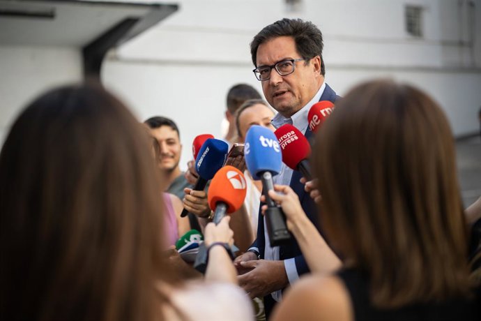 O Ministro da Transformação Digital e do Serviço Público, Óscar López, atende a mídia em sua chegada à apresentação das iniciativas RedIA e RedIA Health, no Espacio Ventas, em 17 de julho de 2025, em Madri (Espanha).
