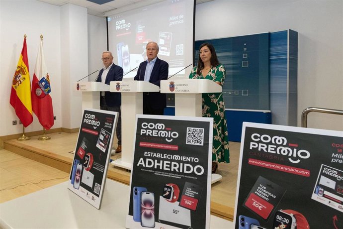 El consejero Eduardo Arasti presenta la campaña de ‘ComPremioCantabria' junto a la directora general de la Cámara de Comercio, Rosa Vega, y el presidente de COERCAN, Miguel Ángel Cuerno