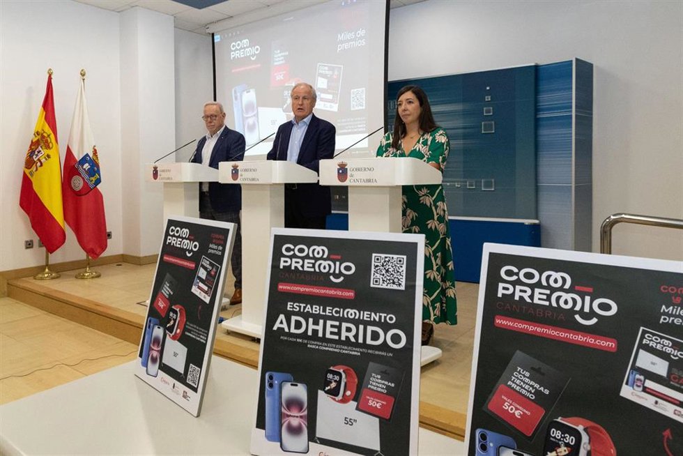 El consejero Eduardo Arasti presenta la campaña de ComPremioCantabria' junto a la directora general de la Cámara de Comercio, Rosa Vega, y el presidente de COERCAN, Miguel Ángel Cuerno