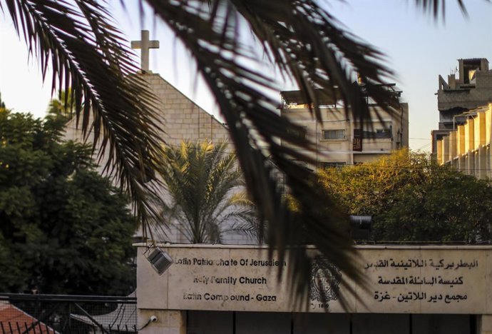 Archivo - Arquivo - 24 de dezembro de 2024, Cidade de Gaza, Faixa de Gaza, Palestina: Sacerdotes celebram uma missa na véspera de Natal, em meio ao conflito entre Israel e Hamas, na Igreja da Sagrada Família na Cidade de Gaza, em 24 de dezembro de 2024.