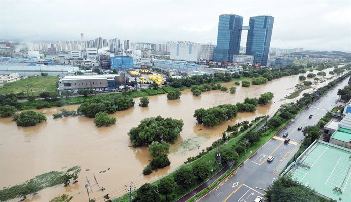 Archivo - 18 July 2024, South Korea, Osan: Trails along the Osan Stream are inundated by torrential rains in Osan, 44 kilometers south of Seoul, amid a flood watch. Photo: -/YNA/dpa