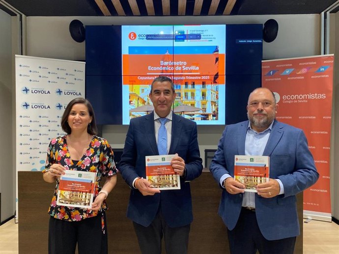 María del Carmen Delgado, Francisco J. Tato y Rafael Peral, en la presentación del Barómetro Económico.
