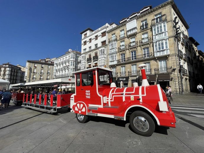 El tren turístico en la plaza de la Virgen Blanca.