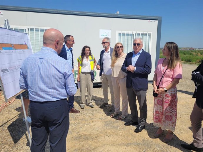 El consejero de Fomento del Gobierno de Aragón, Octavio López, visita el proyecto de la plataforma logística La Melusa-Tamarite.