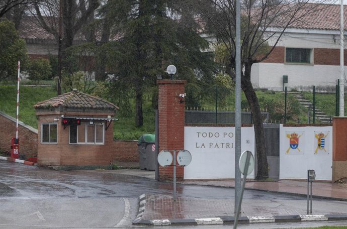 Archivo - Entrada al centro de Emergencia, Acogida y Derivación en el Acuartelamiento 'Primo de Rivera', donde se alojan migrantes procedentes de Canarias, a 19 de enero de 2024, en Alcalá de Henares, Madrid.