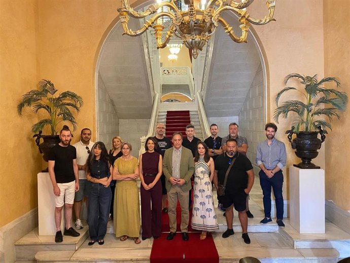 El alcalde de Salamanca, Carlos García Carbayo, junto a la concejala de Festejos, Carmen Seguín, y representantes de los grupos salmantinos que actuarán desde septiembre.