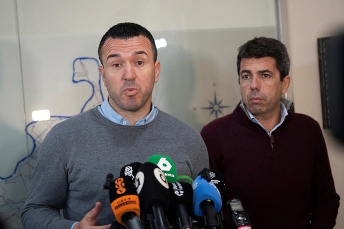 Archivo - Arxive - El president de la Diputació de València, Vicent Mompó, en primer plànol, i el president de la Generalitat, Carlos Mazón, en imatge d'arxiu. 