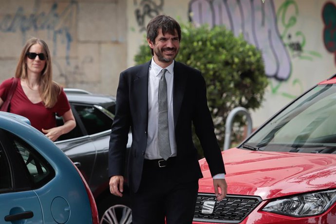 El ministro de Cultura, Ernest Urtasun, durante su visita la localización de la futura Biblioteca Pública de Vigo, en Rúa Lalín, a 17 de julio de 2025, en Vigo, Pontevedra, Galicia (España). Este avance responde a una histórica demanda de la ciudadanía vi