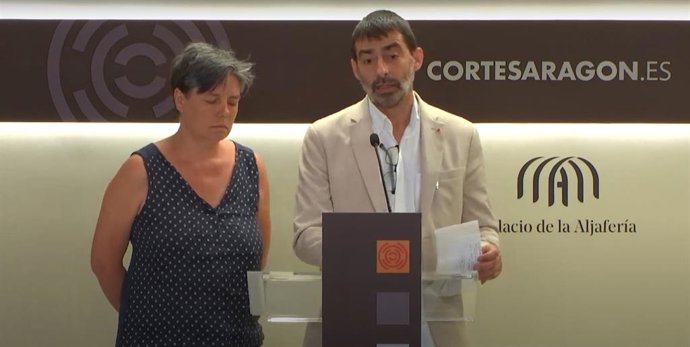 El diputado de IU en las Cortes de Aragón, Álvaro Sanz, junto a la responsable de Derecho Sociales y Feminismo de la formación, Marga Deyá.