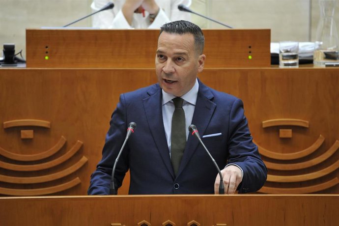 El diputado de Vox Óscar Fernández Calle interviene en el pleno de la Asamblea de Extremadura