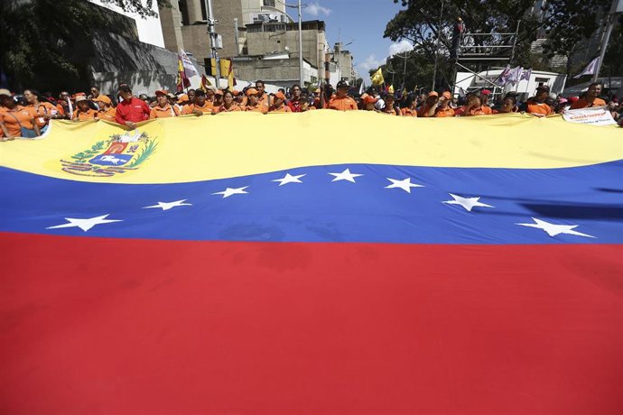 Archivo - Marcha de partidarios de Maduro en una manifestación en Caracas en 2020.