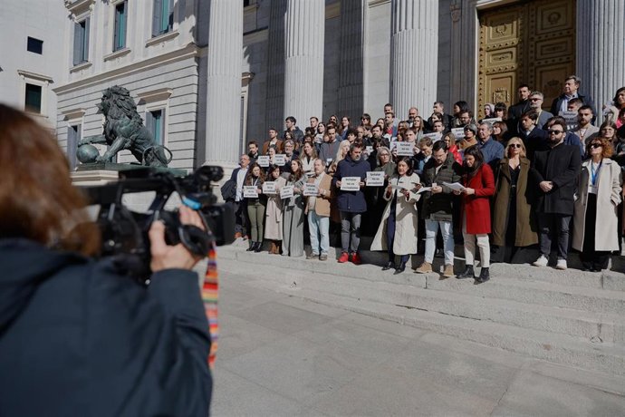 Archivo - Decenas de periodistas parlamentarios se concentran a las puertas del Congreso de los Diputados, a 26 de febrero de 2025, en Madrid (España). 