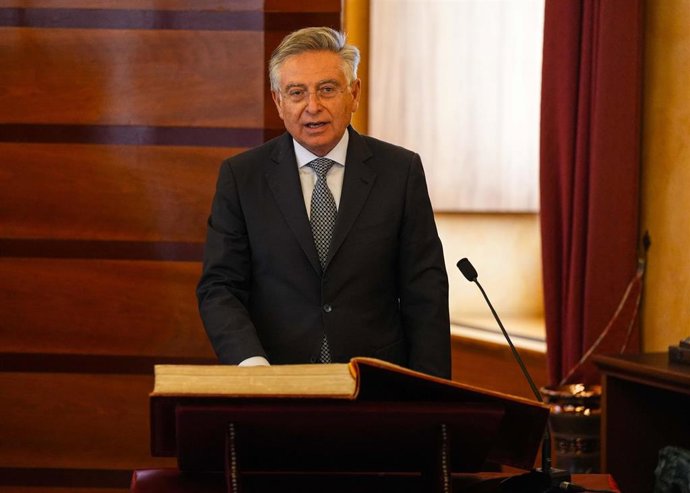 Toma de posesión del nuevo director de la Oficina Andaluza de Lucha contra el Fraude y la Corrupción (OAAC), Francisco de Paula Sánchez Zamorano, este jueves en el Parlamento