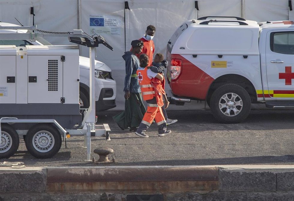 Archivo - Agentes de los Servicios de Emergencias atienden a una mujer y un menor a su llegada al Puerto de la Restinga, en El Hierro.- Archivo