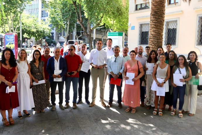 Alcaldes y alcaldesas del PSOE frente a la Delegación del Gobierno andaluz en Jaén