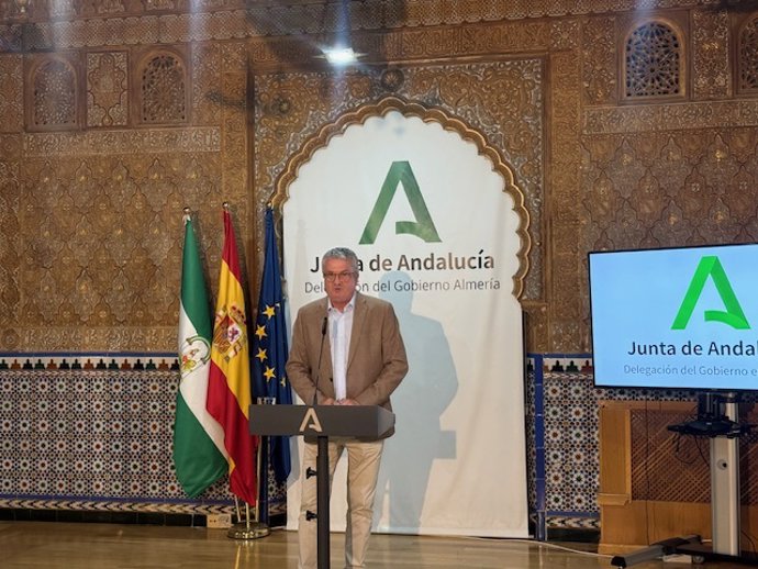 El delegado de Salud y Consumo de la Junta en Almería, Juan de la Cruz Belmonte, durante su comparecencia para informar sobre los avances del Plan de Garantía Sanitaria.