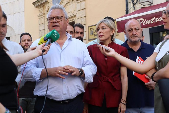 El secretario de Política Municipal del PSOE-A, Esteban Morales, atiende a los medios a las puertas de la Delegación del Gobierno andaluz.