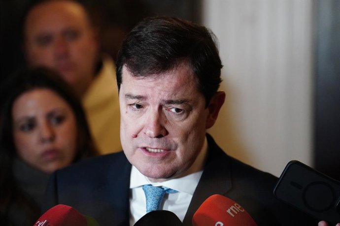 Archivo - El presidente de la Junta de Castilla y León, Alfonso Fernández Mañueco, atiende a los medios de comunicación durante el acto de apertura de veneración pública del cuerpo de Santa Teresa de Jesús, en el Convento Padres Carmelitas Descalzos, a 11