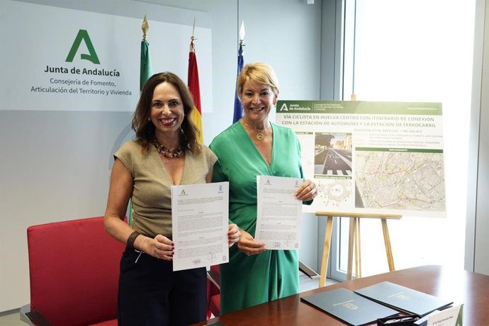La consejera de Fomento, Articulación del Territorio y Vivienda, Rocío Díaz, y la alcaldesa de Huelva, Pilar Miranda.