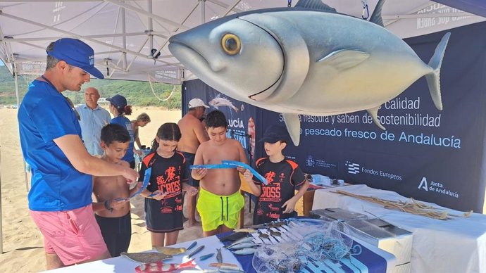 Participantes en la campaña 'Andalucía Mares que saben' en la playa de Getares en Algeciras.