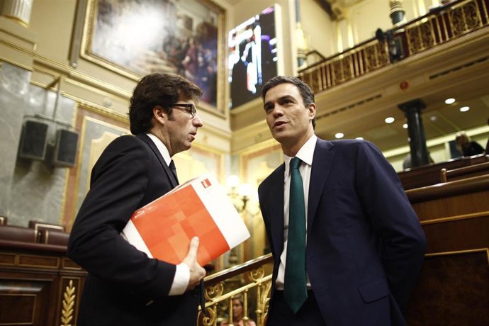 Archivo - El secretario general del Partido Socialista (PSOE), Pedro Sánchez, hablando en el hemiciclo con el diputado nacional por Navarra, Juan Moscoso en el año 2014.