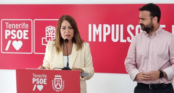 La secretaria general del PSOE de Tenerife, Tamara Raya, y el portavoz en el Cabildo, Aarón Afonso, en una rueda de prensa para hacer un balance de mandato