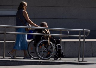 Una persona en silla de ruedas,