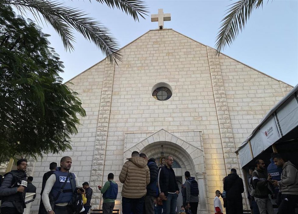 Archivo - Palestinos en la Iglesia de la Sagrada Familia, situada en la ciudad de Gaza y única iglesia católica en la Franja (archivo)