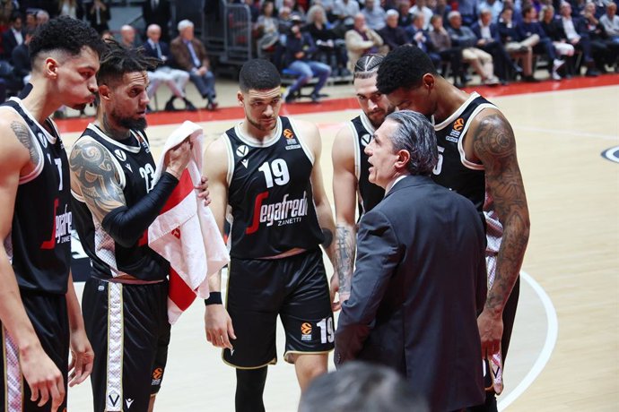 Archivo - Sergio Scariolo, técnico do Segafredo Virtus Bologna, durante a partida de basquete da Turkish Airlines Euroleague entre Segafredo Virtus Bologna e Valencia Basket Club em 17 de novembro de 2022 no palácio esportivo Paladozza em Bolonha, Itália 