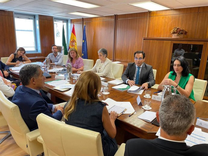 Imagen de este jueves del encuentro del consejero de Justicia, José Antonio Nieto, y el presidente del TJSA, Lorenzo del Río, y los jueces decanos sobre la implantación en Andalucía de la Ley Orgánica 1/2025 de Eficiencia del Servicio Público de Justicia.