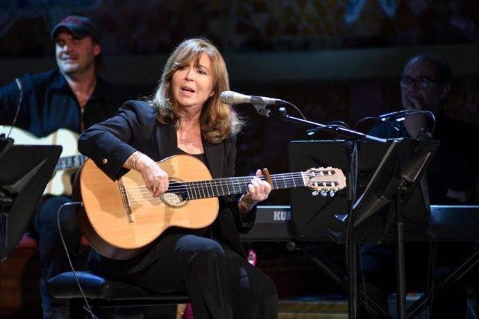 Archivo - La compositora y cantante, María del Mar Bonet actúa durante un concierto por el 50 aniversario de la carrera de Joan Isaac, en el Palau de la Música, a 28 de noviembre de 2023, en Barcelona