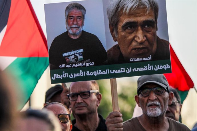 Archivo - July 26, 2024, Tunis, Tunisia: Tunis, Tunisia. 26 July 2024. Tunis, Tunisia. 26 July 2024. A poster with images of the imprisoned Lebanese pro-Palestine militant Georges Ibrahim Abdallah and of imprisoned PFLP's Secretary General Ahmad Saadat is
