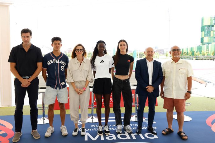 El presidente de la RFEA, Raúl Chapado; los atletas Josué Canales, Fatimá Diamé y Blanca Hervás; y la concejala de Deportes del Ayuntamiento de Madrid, durante la presentación del Meeting de Madrid 2025 en Vallehermoso.