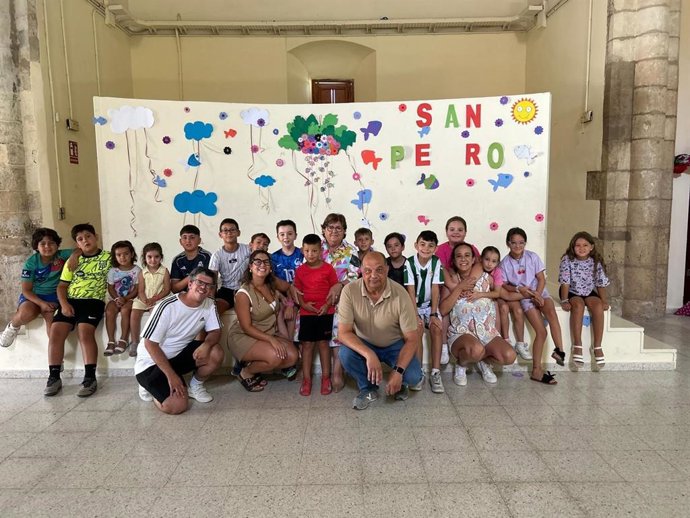 La delegada de Inclusión Social, Juventud, Familias e Igualdad, Dolores Sánchez (centro), en su visita a la Asociación Baena Solidaria.
