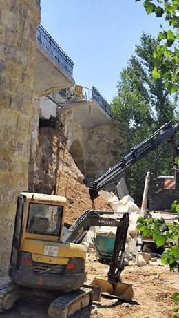 Nuevo desprendimiento en el puente de San Esteban donde se acometen obras de reparación tras un desprendimiento registrado en marzo.