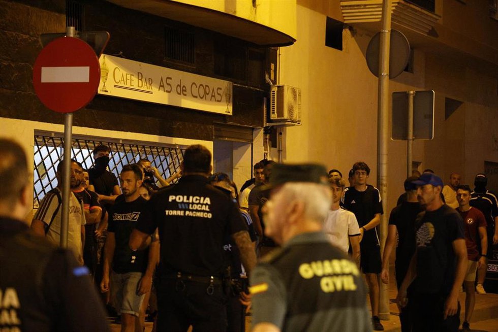 Imagen de archivo - Agentes de Policía Local y Guardia Civil durante los altercados en Torre Pacheco, el 12 de julio