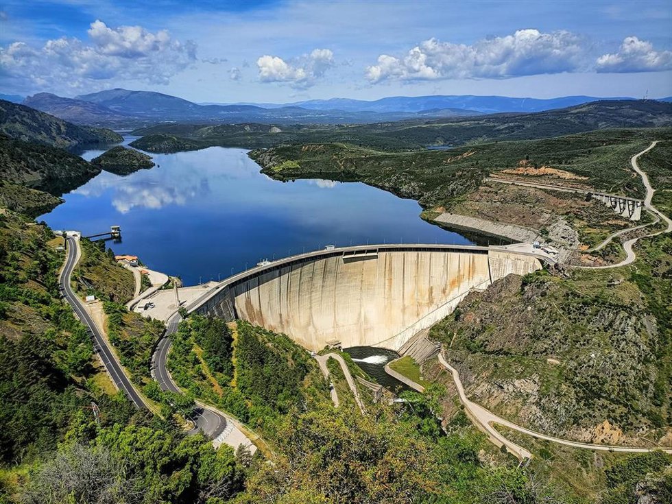 Archivo - Vista del embalse y presa del Atazar, en El Atazar, Madrid