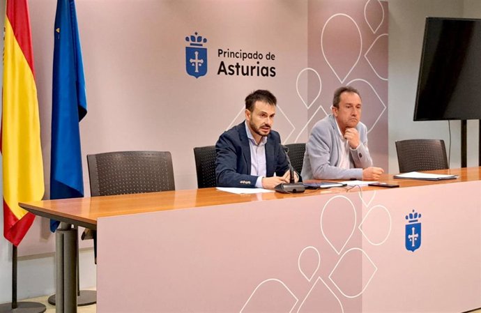 Archivo - El director general de Vivienda, Daniel Sánchez, y el consejero de Ordenación de Territorio, Urbanismo, Vivienda y Derechos Ciudadanos, Ovidio Zapico