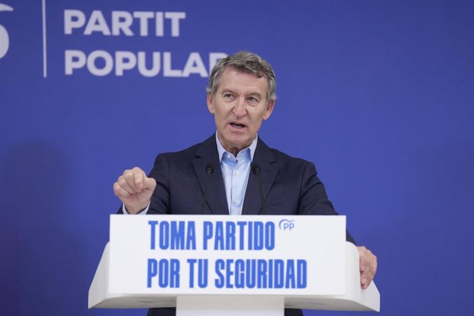 El presidente del Partido Popular, Alberto Núñez Feijóo, interviene  durante un encuentro con dirigentes locales del PP, en el Hotel Lamaro, a 11 de julio de 2025, en Barcelona, Cataluña (España).