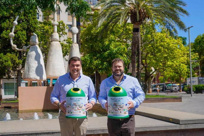 El teniente de alcalde y regidor de Medio Natural, Entornos Saludables, Mercados e Innovación, Llorenç Bauzá de Keizer, y el coordinador de Ecovidrio en Baleares, Ivan Tolsà, presentan el Movimiento Banderas Verdes.
