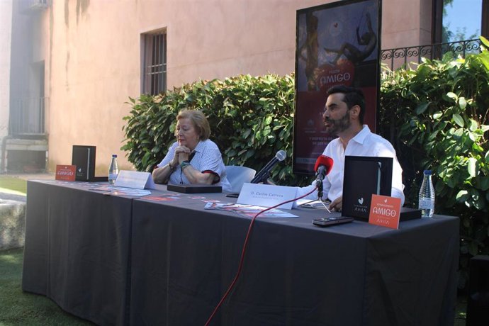 La presidenta de la Fundación Ávila, Dolores Ruiz-Ayúcar, y el director, Carlos Carrera presentan 'Amigos de Fundación Ávila'