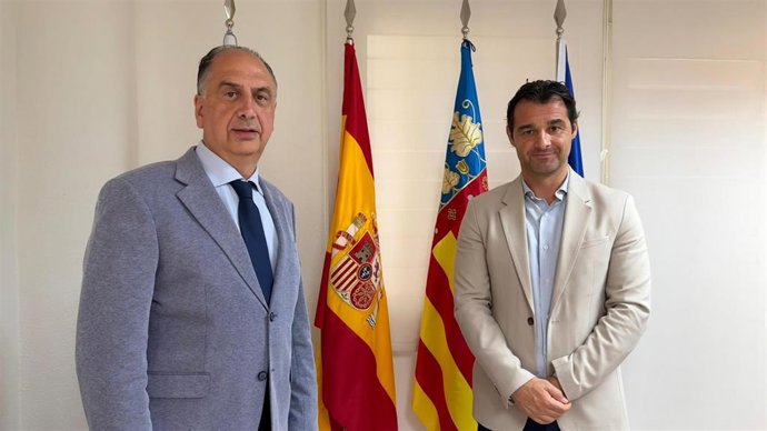 El conseller de Emergencias e Interior, Juan Carlos Valderrama (i), y el alcalde de Torrevieja (Alicante), Eduardo Dolón (d)