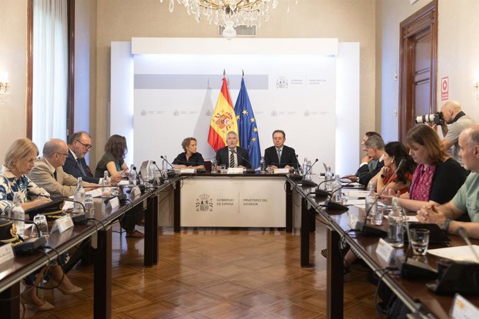 (E-D) Na mesa central, a Secretária de Estado de Segurança, Aina Calvo; o Ministro do Interior, Fernando Grande-Marlaska; e o Diretor Geral de Coordenação e Estudos, José Antonio Rodríguez; durante a reunião extraordinária da Comissão de Segurança do Mini