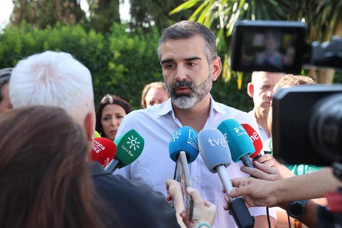 Fernández-Pacheco atiende a los periodistas en Córdoba.