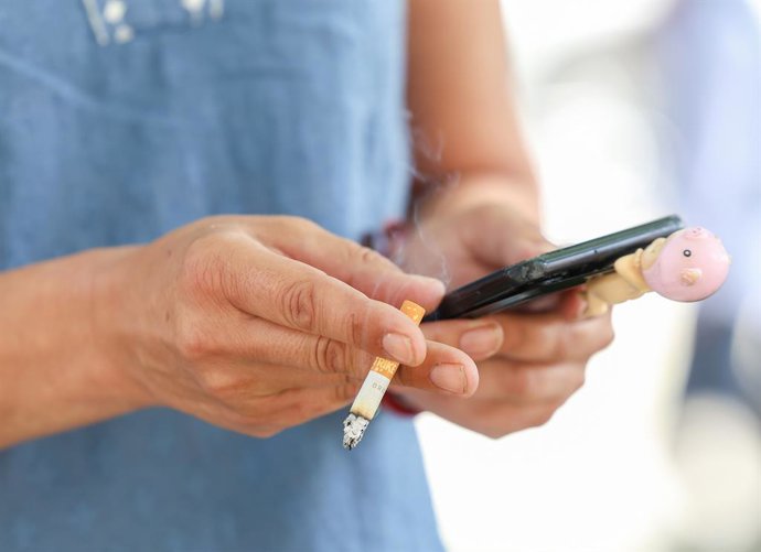 Archivo - Una persona fumando, a 30 de mayo de 2025, en Madrid (España). El Ministerio de Sanidad trabaja en una reforma de la Ley del Tabaco que incluirá la ampliación de los espacios libres de humo con el objetivo de proteger a la población y desnormali