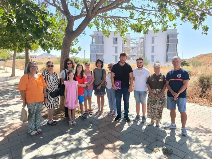 El portavoz del grupo municipal de Con Málaga, Nicolas Sguiglia, el presidente de la Asociación de Vecinos de Soliva, Sergio B, y el secretario general del Sindicato Andaluz de Bomberos, Andrés Millán.