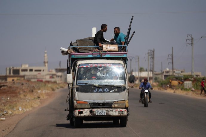17 July 2025, Syria, Busra al-Harir: Displaced Bedouin Arab families leave the area with their belongings in the southern Syrian province of Suwayda, heading toward the neighboring Daraa province. Fear and shock have gripped Syria's southern province of S