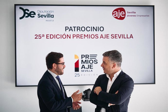 El presidente de AJE-Sevilla, Miguel Ángel Pérez (i), con el vicepresidente de Prodetur, Rodrigo Rodríguez Hans, con ocasión de un acuerdo de patrocinio de la Diputación.