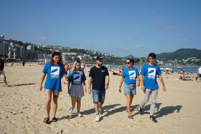 Surfrider denuncia en San Sebastián la "inacción" de la Comisión Europea ante la contaminación de las aguas recreativas